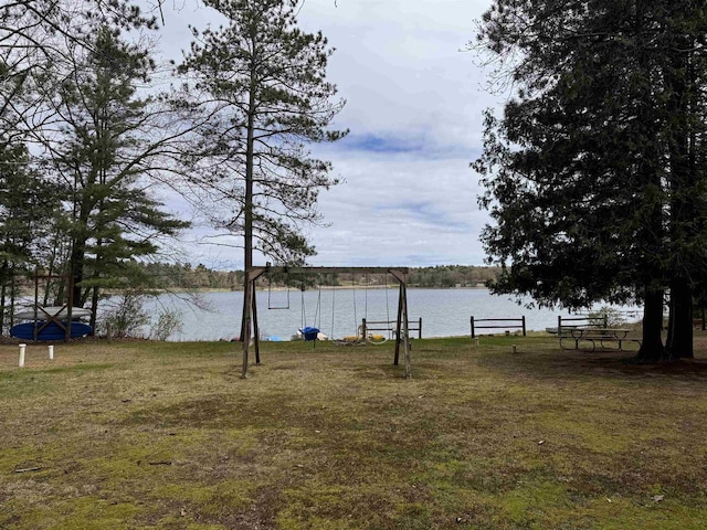 view of yard featuring a water view
