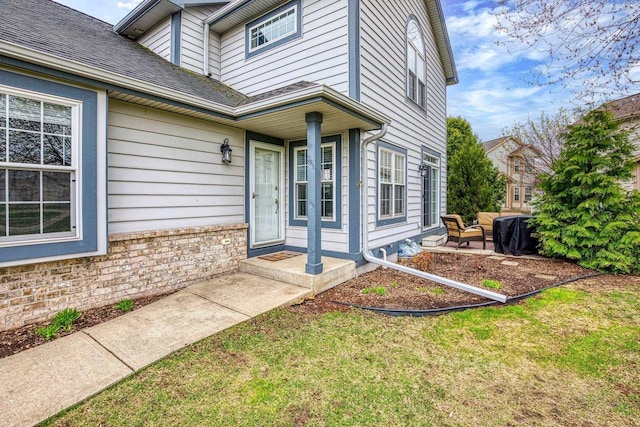 property entrance featuring a yard