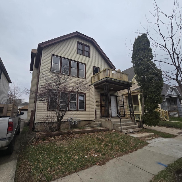 traditional-style house featuring a balcony
