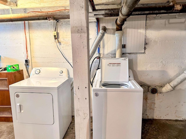 201 S Beaumont Rd, Prairie Du Chien, WI 53821 - laundry room featuring washing machine and clothes dryer and laundry area