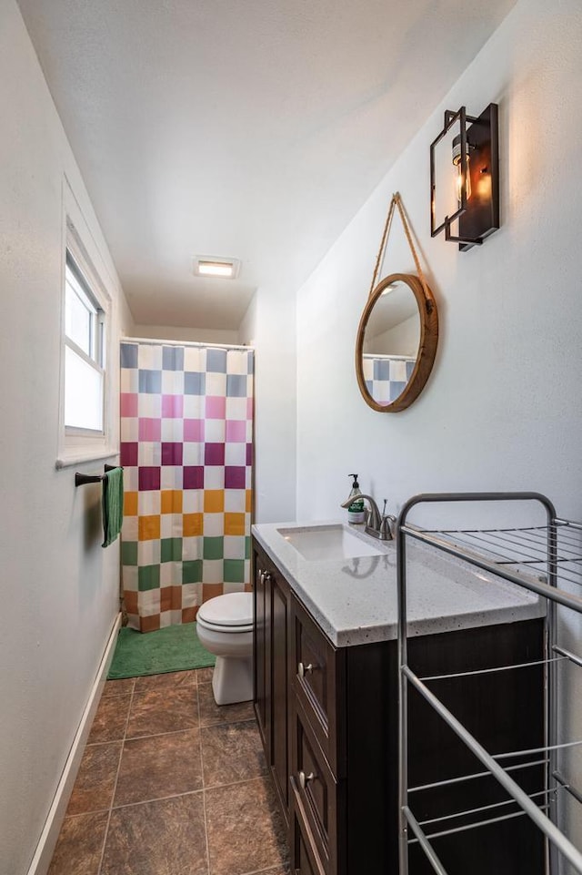 full bath with toilet, baseboards, vanity, and a shower with curtain