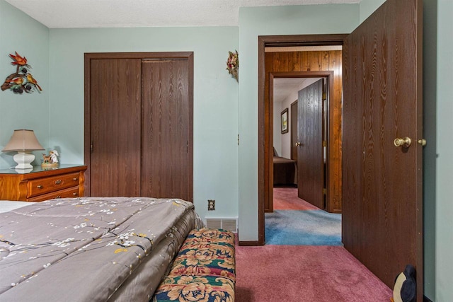 1074 E Queens Way, Nekoosa, WI 54457 - bedroom with carpet flooring, a closet, baseboards, and visible vents