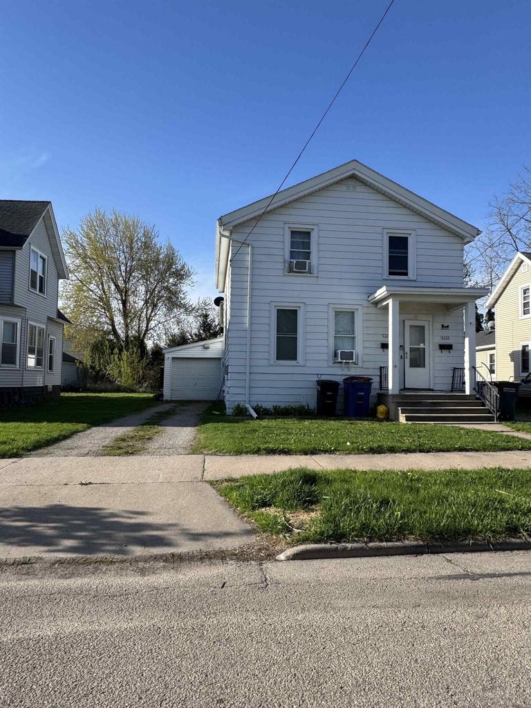 1333 Reed Ave, Oshkosh, WI 54901 - view of front of property with a front lawn, driveway, and a detached garage