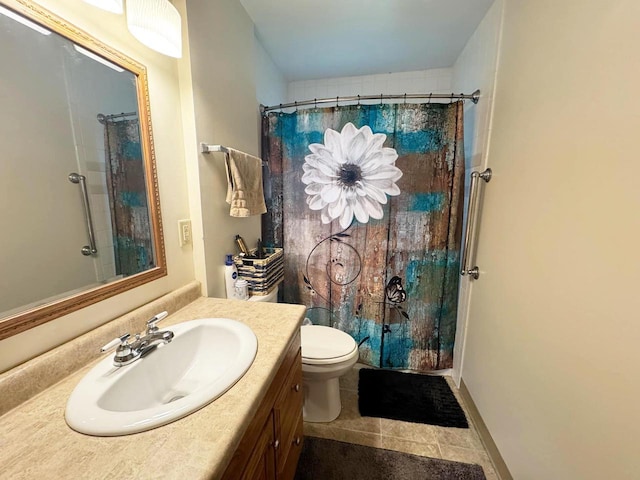 full bath with toilet, vanity, and a shower with curtain