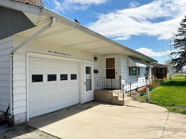 view of front of property featuring concrete driveway