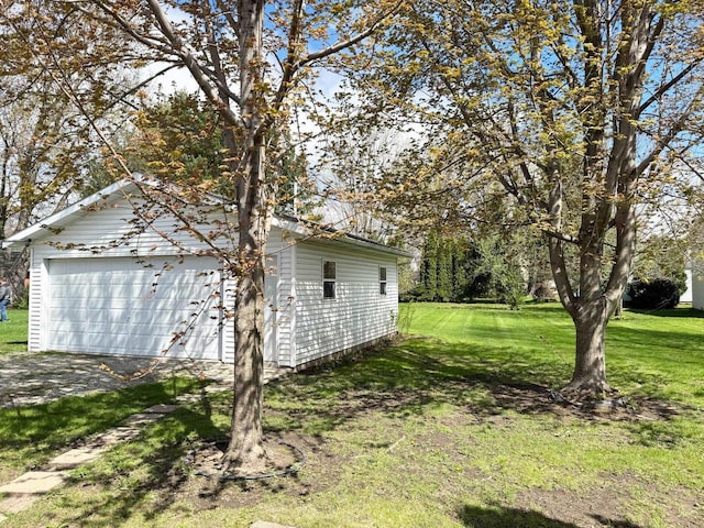 view of yard featuring an outdoor structure and a detached garage