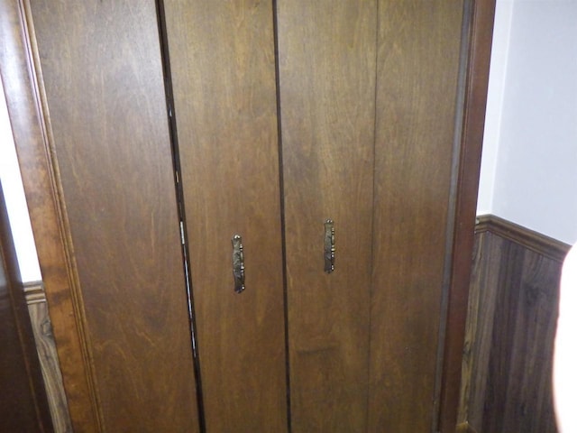 N2646 Rustic Cir, Clintonville, WI 54929 - detailed view of wainscoting