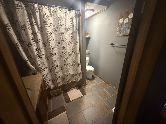 W5417 Volling Ln, Mauston, WI 53948 - full bath with toilet, vanity, and a shower with curtain