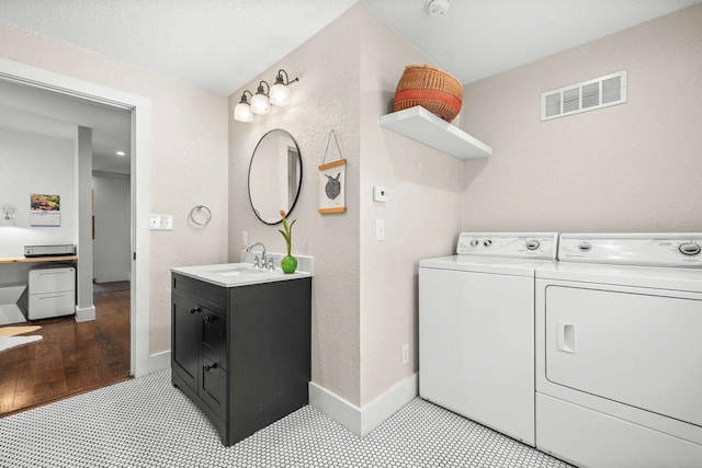 175 Old Wausau Rd, Stevens Point, WI 54481 - clothes washing area featuring independent washer and dryer, a textured wall, baseboards, and wood finished floors