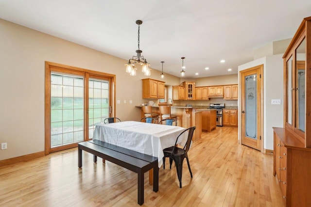 dining room with light wood-style floors, recessed lighting, a chandelier, and baseboards