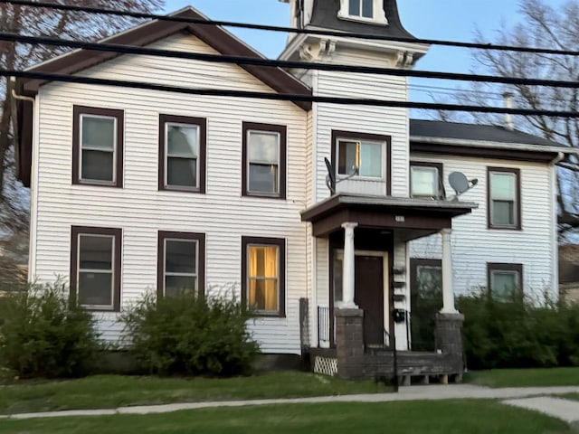 180 N Wisconsin St, Berlin, WI 54923 - view of front facade featuring a front lawn