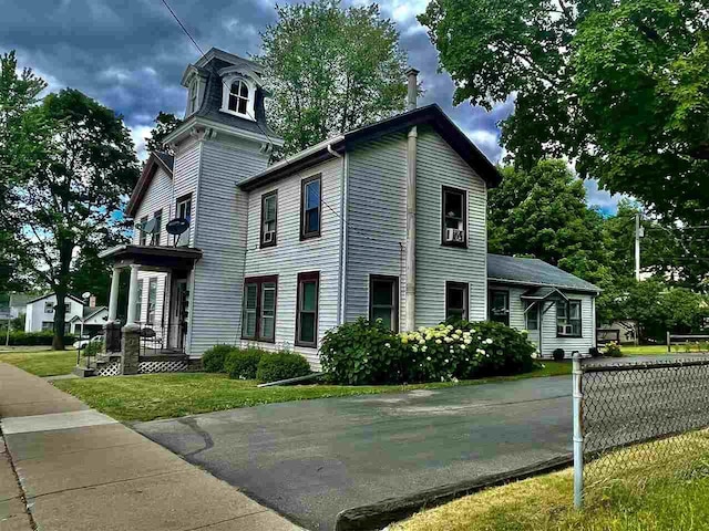 180 N Wisconsin St, Berlin, WI 54923 - view of side of home
