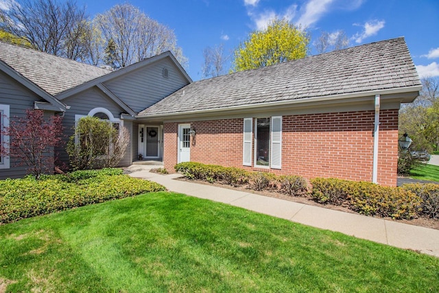 2415 Walnut Grove Ct Unit B, Brookfield, WI 53005 - single story home featuring brick siding and a front yard