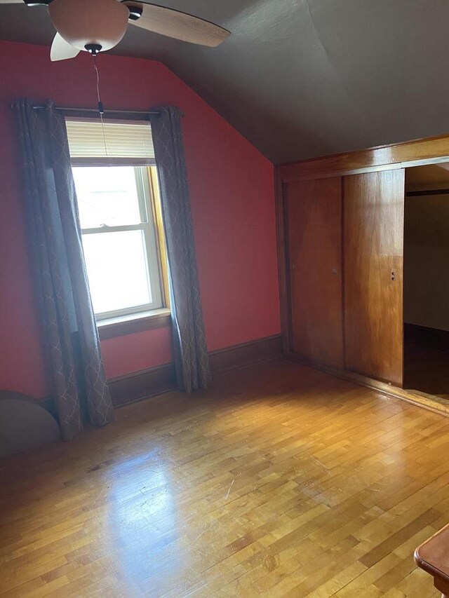 1040 N 1st St, Wisconsin Rapids, WI 54494 - additional living space with a ceiling fan, vaulted ceiling, light wood finished floors, and baseboards