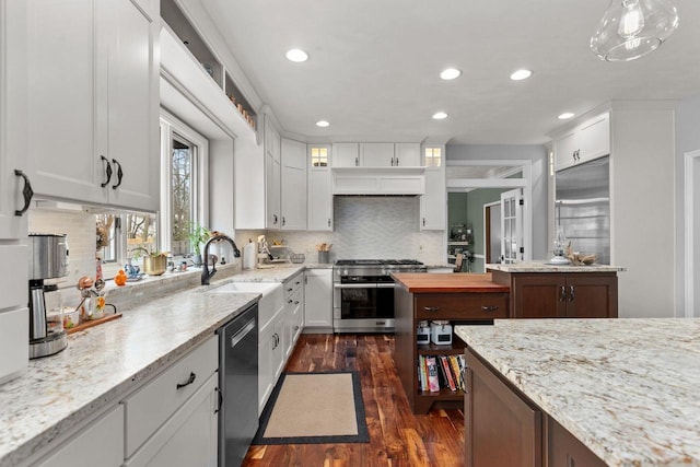 3311 S Scarlet Oak Ln, Appleton, WI 54915 - kitchen featuring stainless steel appliances, a sink, dark wood finished floors, recessed lighting, and backsplash