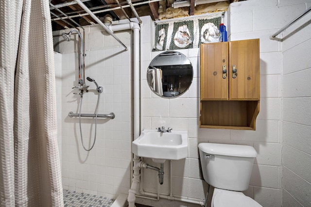 7704 Salisbury Rd, West Bend, WI 53090 - full bathroom with a shower stall, toilet, and a sink