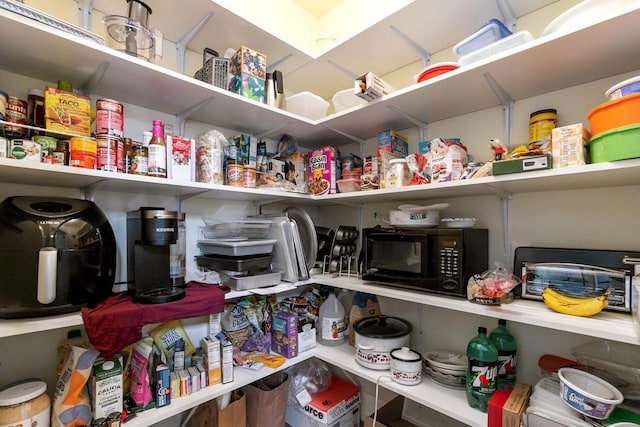 519 Park Ave, Little Chute, WI 54140 - view of pantry
