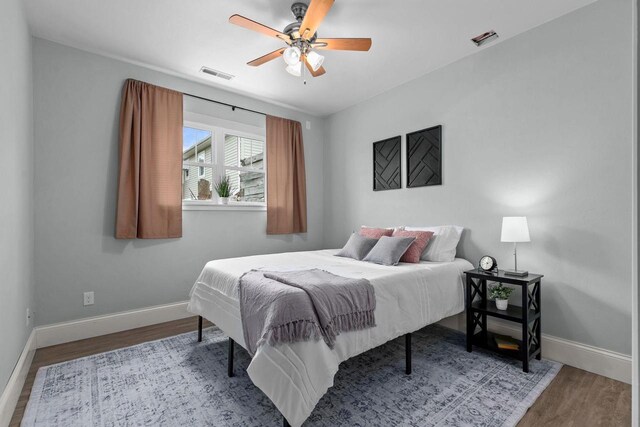 519 Park Ave, Little Chute, WI 54140 - bedroom with wood finished floors, baseboards, and a ceiling fan