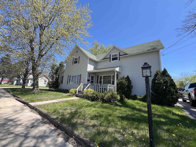 432 S Union St, Mauston, WI 53948 - traditional home featuring a front lawn and a porch