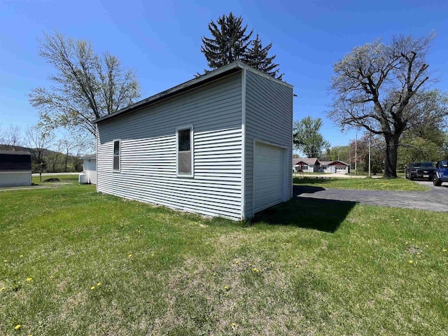 432 S Union St, Mauston, WI 53948 - view of side of property featuring a garage and a lawn