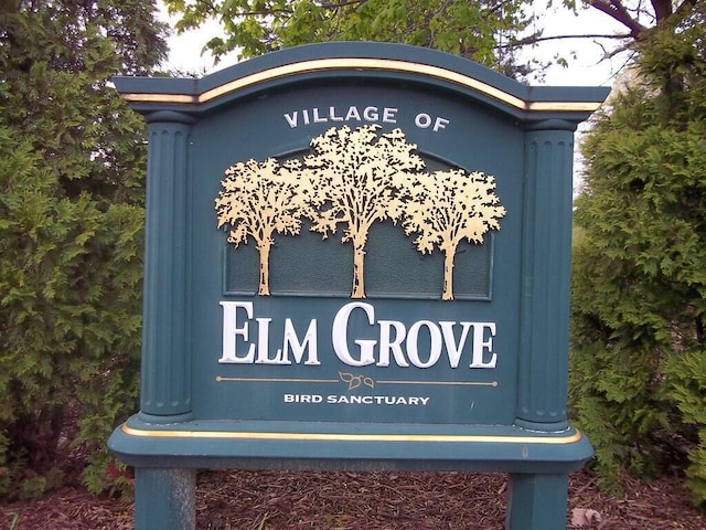 12855 Stephen Pl, Elm Grove, WI 53122