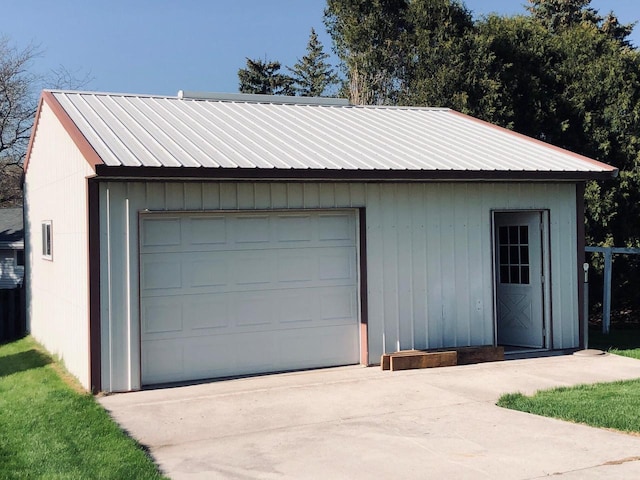 508 Roosevelt Ave, Howards Grove, WI 53083 - detached garage featuring driveway