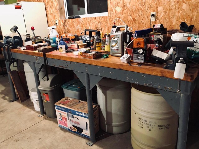 508 Roosevelt Ave, Howards Grove, WI 53083 - bar area with concrete flooring
