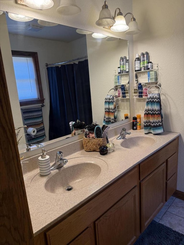 422 Callaway Blvd, La Crosse, WI 54603 - bathroom with double vanity