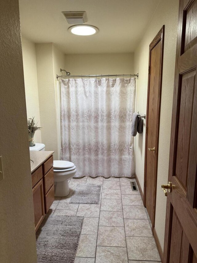 422 Callaway Blvd, La Crosse, WI 54603 - full bath featuring toilet, vanity, and curtained shower