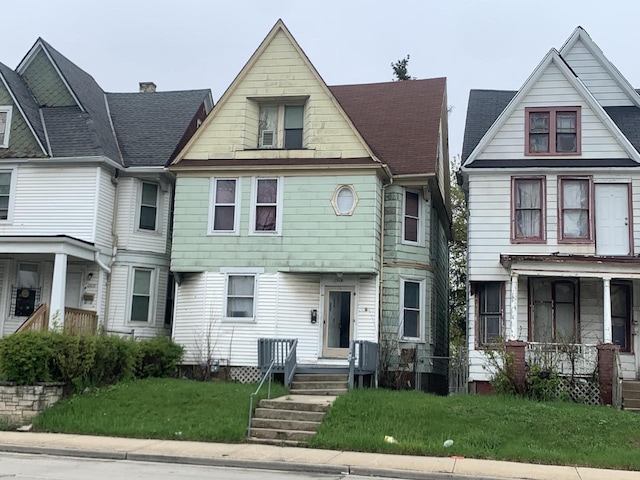 view of front facade with a front lawn