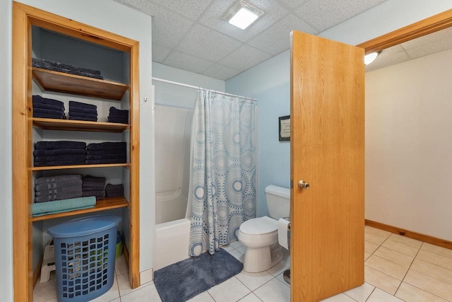 E9510 Oak Hill Rd, Wisconsin Dells, WI 53965 - bathroom featuring a drop ceiling, toilet, shower / bath combo with shower curtain, baseboards, and tile patterned flooring