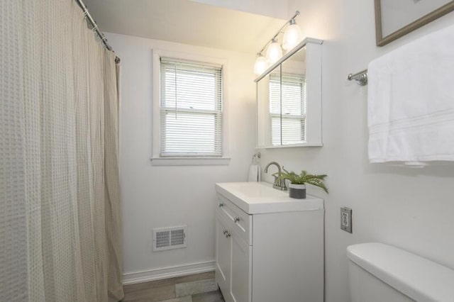 2334 W Custer Ave, Glendale, WI 53209 - full bathroom featuring toilet, vanity, and a shower with curtain