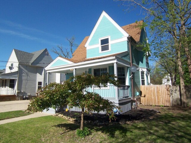 929 Park Ave, Beloit, WI 53511 - view of front facade featuring a shingled roof