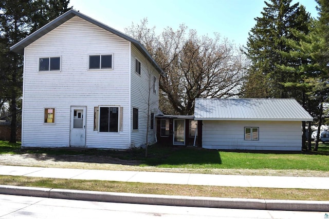 834 W Bayfield St, Washburn, WI 54891 - traditional-style home featuring a front yard