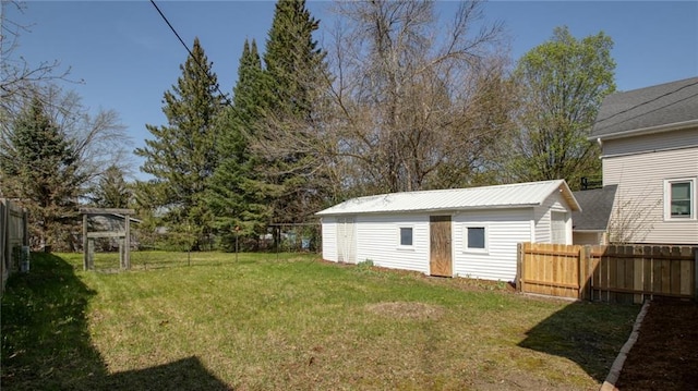 view of yard featuring an outbuilding