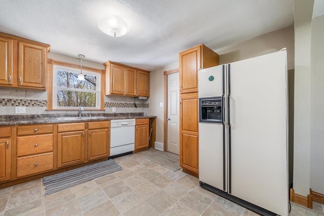2780 Humboldt Rd, Green Bay, WI 54311 - kitchen featuring white appliances, a sink, dark countertops, decorative backsplash, and baseboards