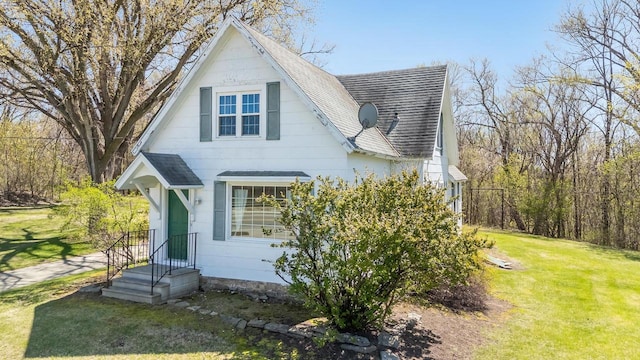 2780 Humboldt Rd, Green Bay, WI 54311 - view of front of property featuring roof with shingles and a front yard
