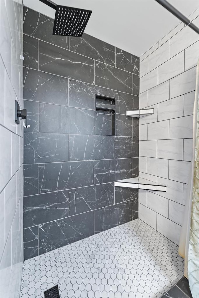 575 Fargo Trl, Middleton, WI 53562 - bathroom with a tile shower