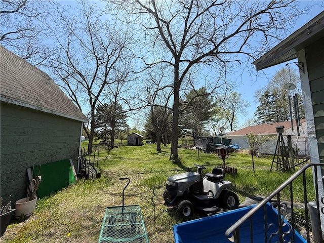 view of yard featuring an outdoor structure