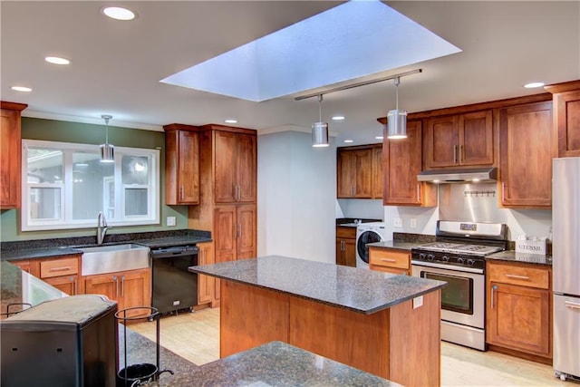 19333 59th Ave, Chippewa Falls, WI 54729 - kitchen featuring stainless steel appliances, a sink, light wood finished floors, washer / clothes dryer, and recessed lighting