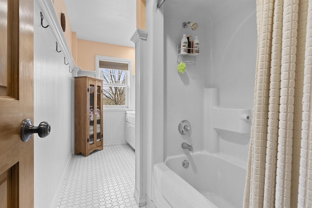 1229 Riverwood Ln, Sobieski, WI 02413 - bathroom featuring shower / bath combo and baseboards