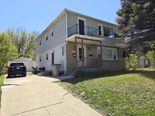 6321 W Keefe Avenue Parkway Unit 6323, Milwaukee, WI 53216 - traditional-style house featuring a balcony and a front yard