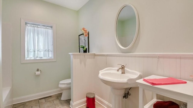 12384 98th St, Chippewa Falls, WI 54729 - full bathroom featuring toilet, baseboards, a tub to relax in, and a sink