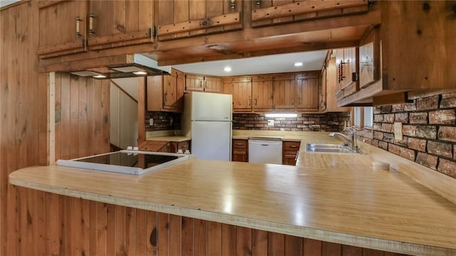 9027 W County Road D, Holcombe, WI 54745 - kitchen featuring white appliances, a sink, tasteful backsplash, light countertops, and a peninsula
