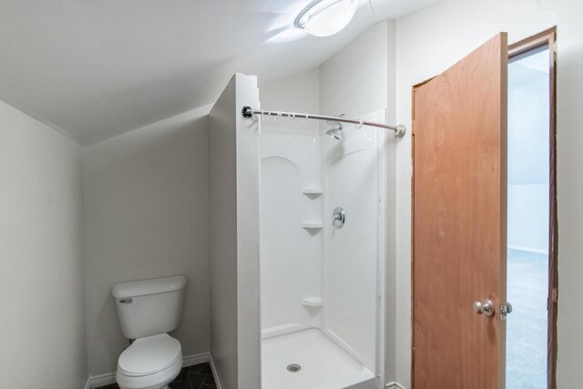 552 11th St, Kenosha, WI 53140 - full bath featuring a stall shower, toilet, and baseboards