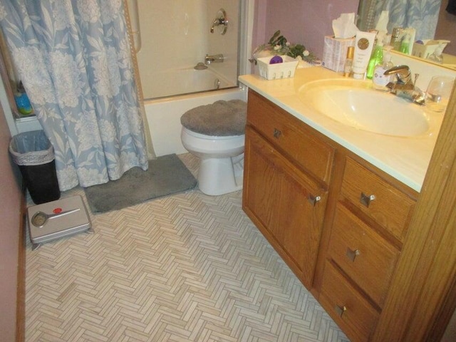 full bathroom featuring toilet, shower / bath combo with shower curtain, and vanity