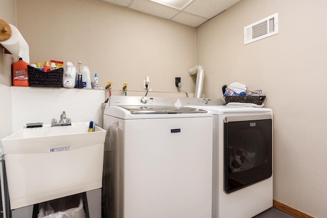 7929 N Pine View Dr, Edgerton, WI 53534 - laundry area with washer and clothes dryer