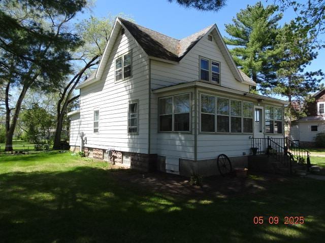 413 S Howard St, Princeton, WI 54968 - view of side of property with a yard