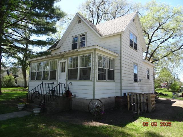 413 S Howard St, Princeton, WI 54968 - bungalow-style house with roof with shingles