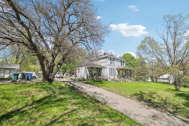 604 9th Ave, Baraboo, WI 53913 - view of front facade with a front yard and driveway